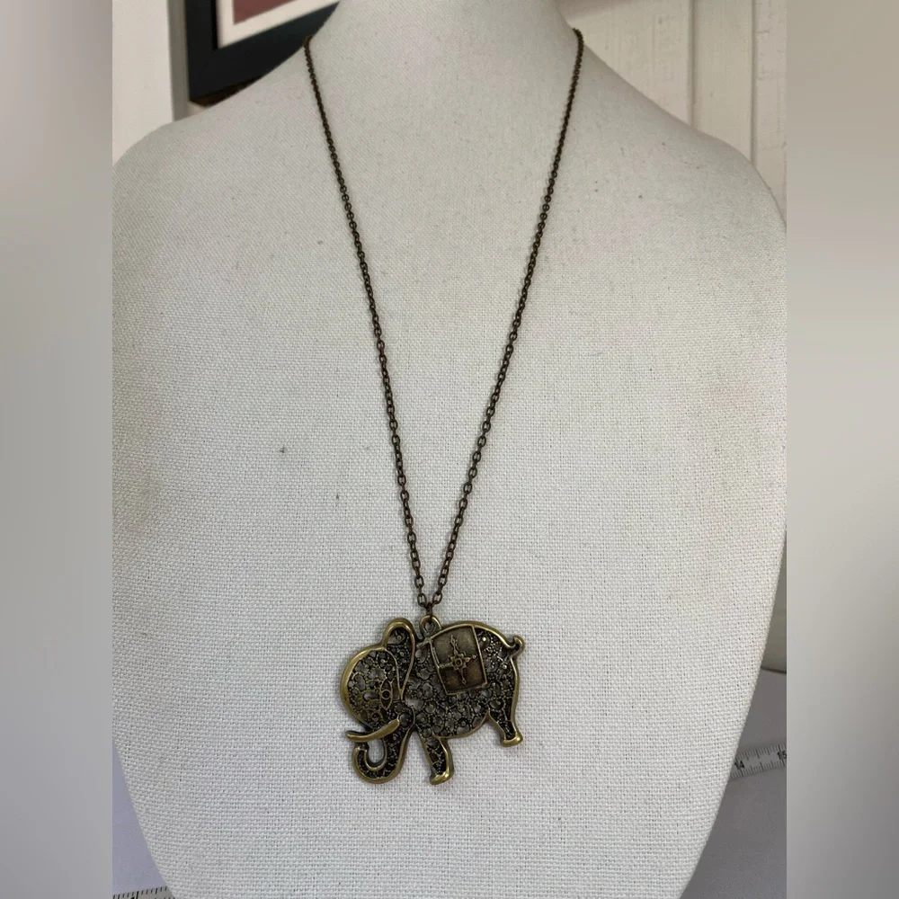 Long elephant pendant necklace
